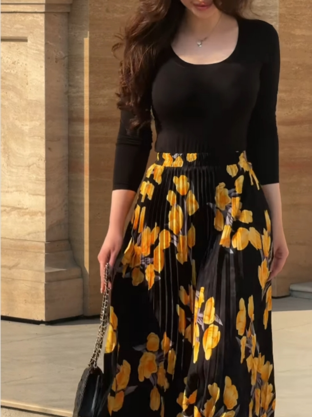 Gelbes Set mit Faltenrock und Oberteil mit Blumenmuster