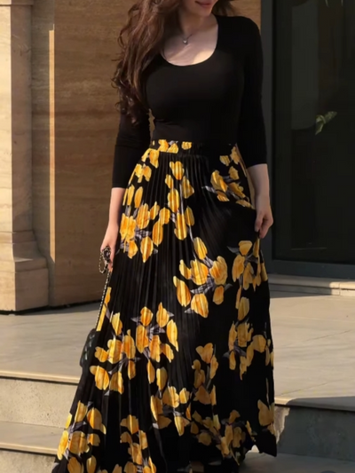 Gelbes Set mit Faltenrock und Oberteil mit Blumenmuster